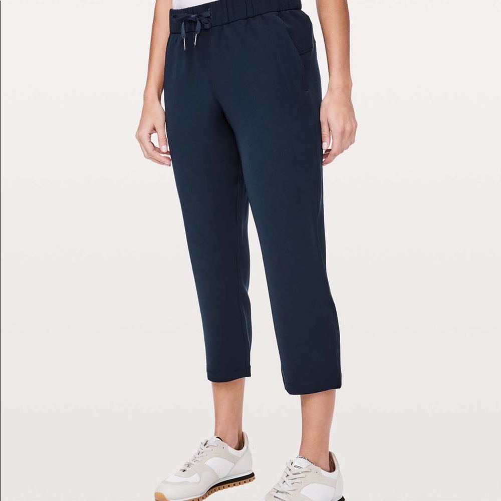 Lululemon On The Fly crop, size 6 navy